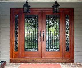 P001I-Q puerta doble de madera + 2 paos fijos vidriados, con reja de hierro artesanal